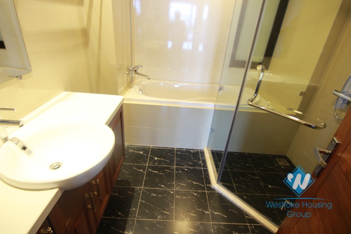 Modern apartment with 02 bedrooms apartment in Xuan Dieu st for rent.