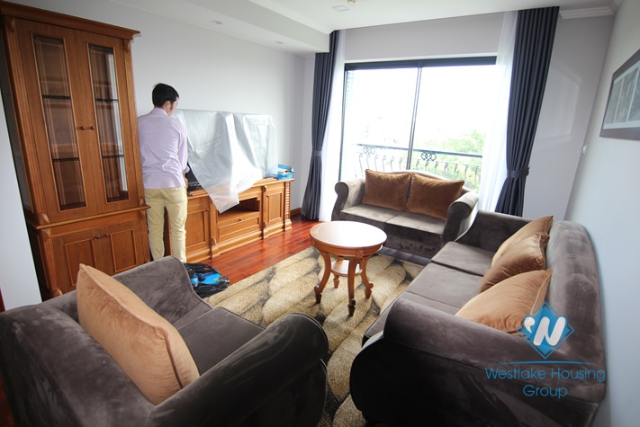 Modern apartment with 02 bedrooms apartment in Xuan Dieu st for rent.