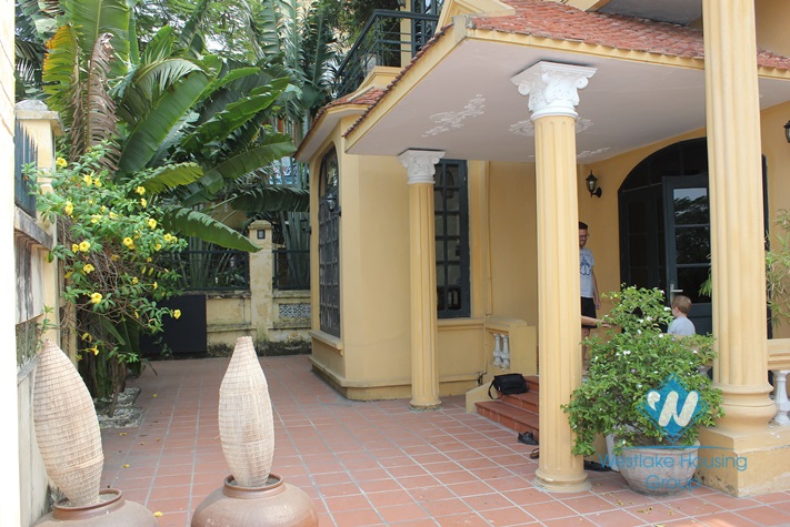 House for rent in Westlake area with large yard and lake view 