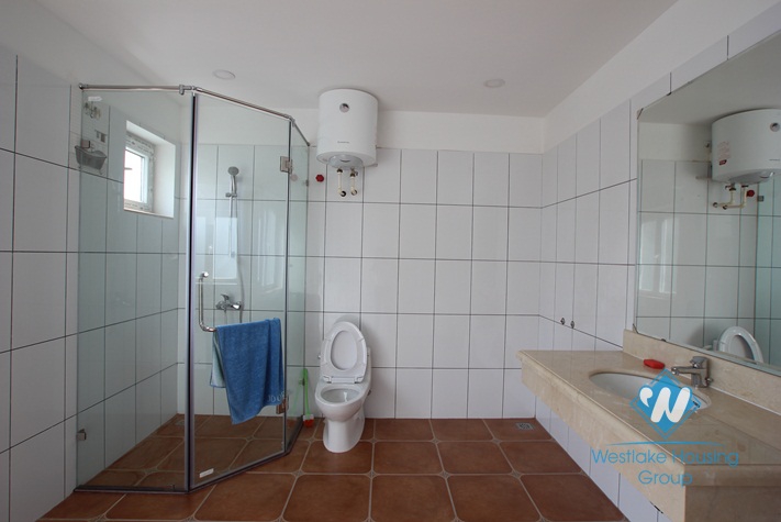 Brand new lake view apartment for lease on Xuan Dieu street, Tay Ho, Hanoi