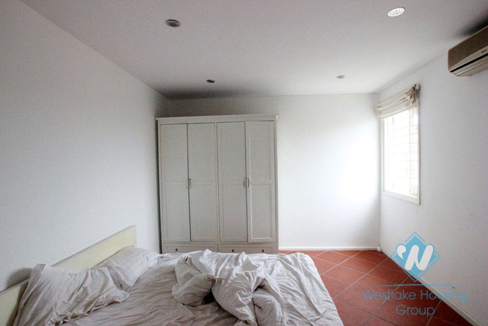02 bedrooms and lake view apartment for rent in Nhat Chieu, Tay Ho, Hanoi
