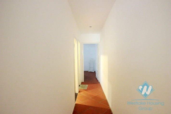 02 bedrooms and lake view apartment for rent in Nhat Chieu, Tay Ho, Hanoi