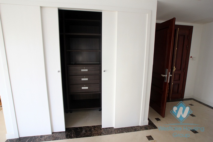 High class service apartment on the lake for rent in Tay Ho, Hanoi