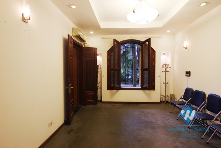 Unfurnished 4 bedrooms house with garage for rent in Xuan Dieu st, Tay Ho area.