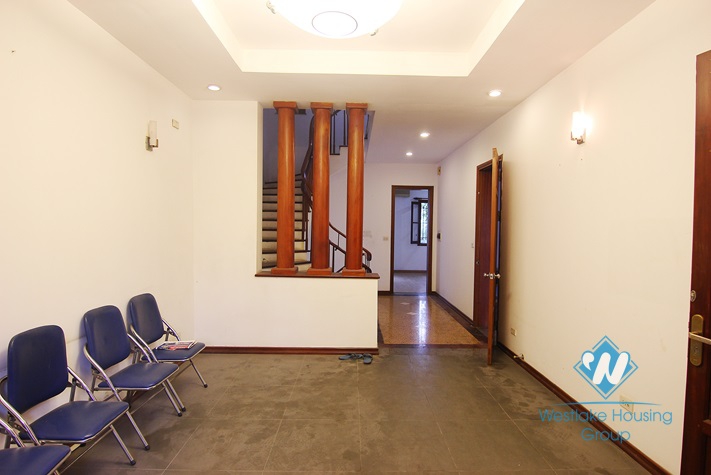 Unfurnished 4 bedrooms house with garage for rent in Xuan Dieu st, Tay Ho area.