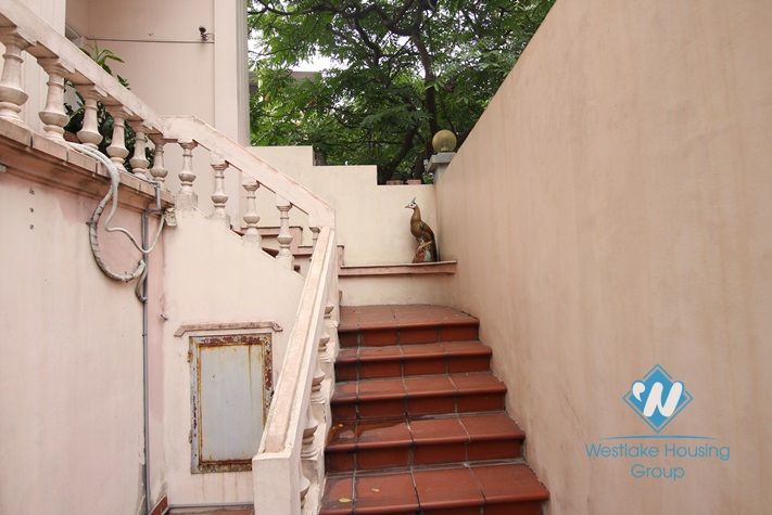 Office for rent in Tay Ho district. 200 sqm