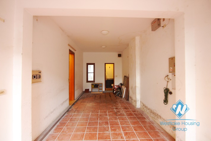 Unfurnished 4 bedrooms house with garage for rent in Xuan Dieu st, Tay Ho area.