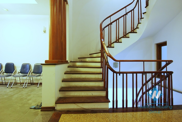 Unfurnished 4 bedrooms house with garage for rent in Xuan Dieu st, Tay Ho area.