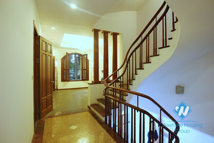 Unfurnished 4 bedrooms house with garage for rent in Xuan Dieu st, Tay Ho area.