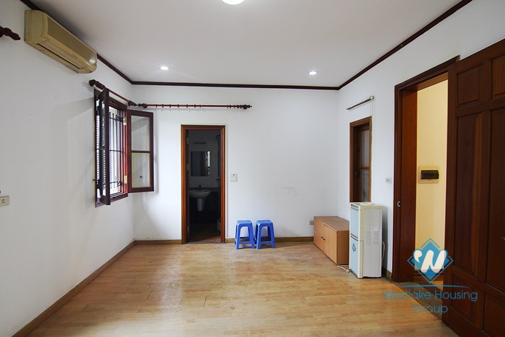 Unfurnished 4 bedrooms house with garage for rent in Xuan Dieu st, Tay Ho area.