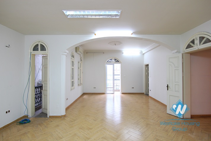 Luxury house for rent in Tay Ho District, Ha Noi 