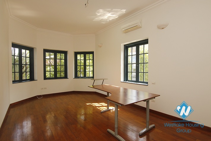 Huge villa with swimming pool for rent 