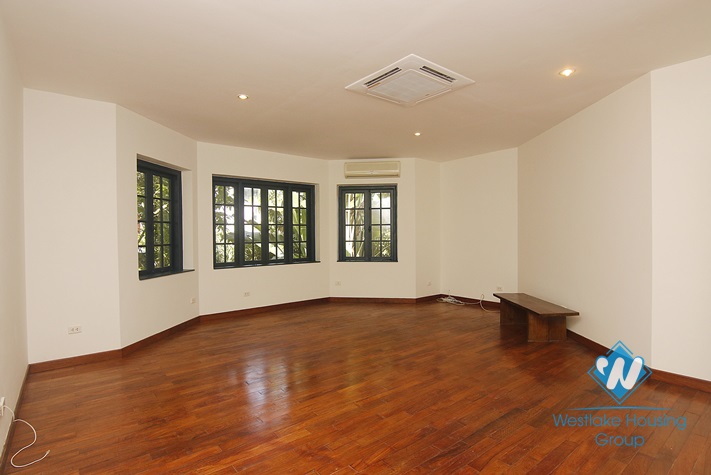 Huge villa with swimming pool for rent 