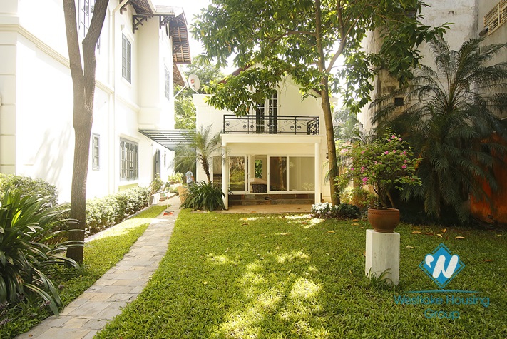 Huge villa with swimming pool for rent 