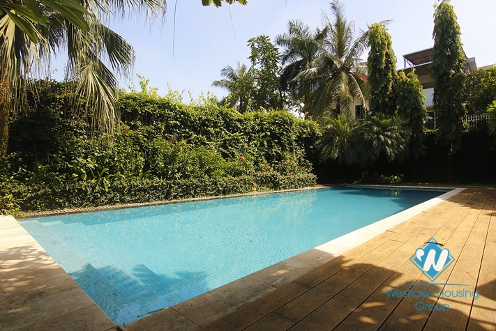 Huge villa with swimming pool for rent 