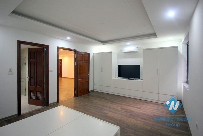 A spacious 3 bedroom apartment for rent in Xuan dieu, Tay ho