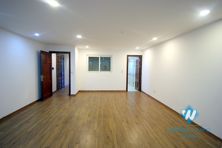 A spacious 3 bedroom apartment for rent in Xuan dieu, Tay ho