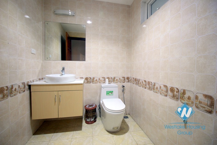 A spacious 3 bedroom apartment for rent in Xuan dieu, Tay ho