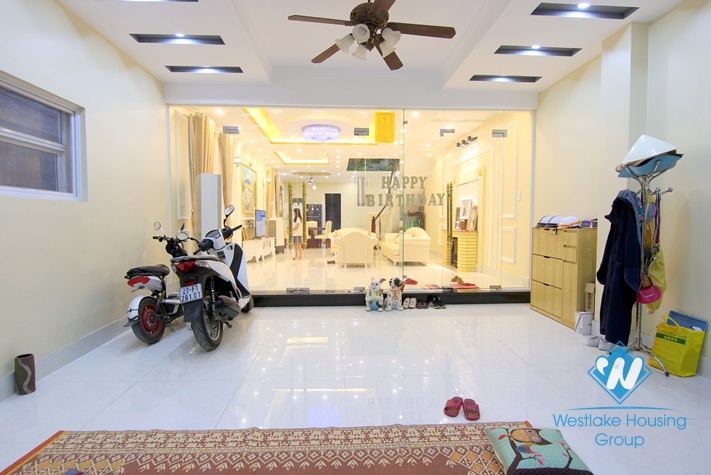 Cheap three bedrooms house for rent in Au Co street, Tay Ho, Ha noi