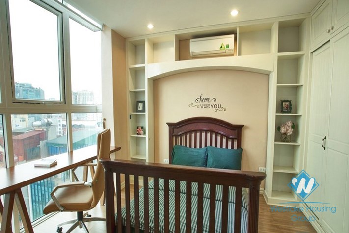 A gorgeously beautiful and stylish 3 bedroom apartment for rent in Dong Da District