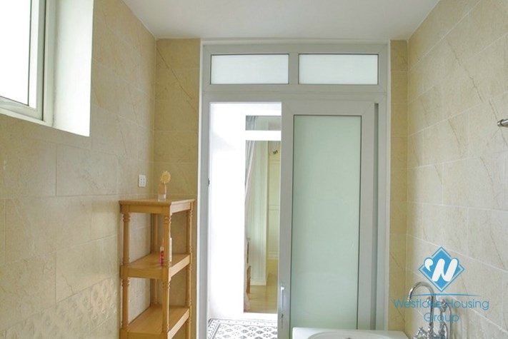 A gorgeously beautiful and stylish 3 bedroom apartment for rent in Dong Da District