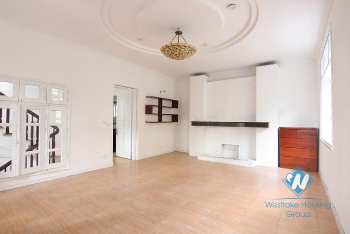 400 sqm villa with 4 bedrooms for rent in D block, Ciputra.