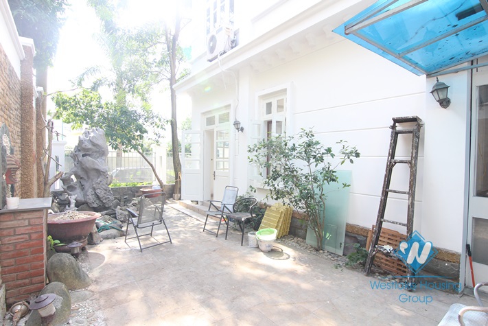 400 sqm villa with 4 bedrooms for rent in D block, Ciputra.
