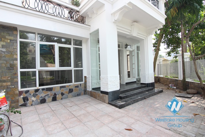 400 sqm villa with 4 bedrooms for rent in D block, Ciputra.