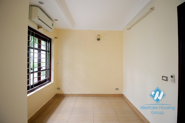 Cheap house with 4 bedrooms for rent in Au Co street, Tay Ho district.