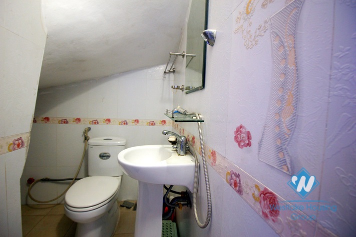 Cheap house with 4 bedrooms for rent in Au Co street, Tay Ho district.