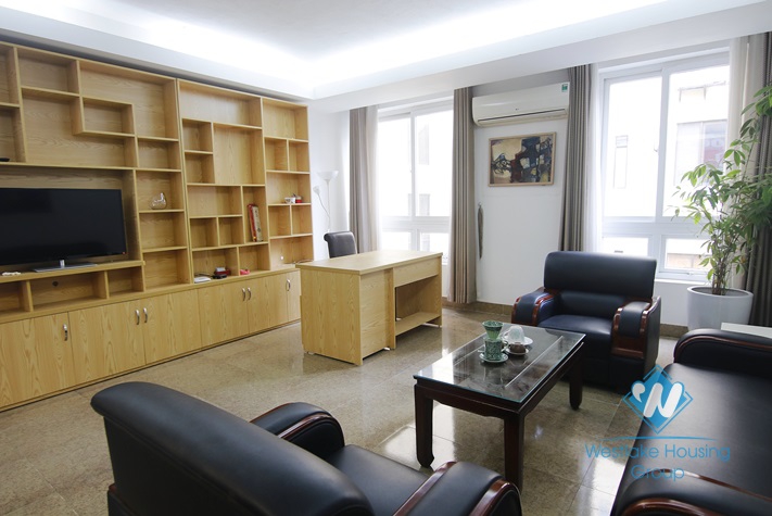 Reasonable price 2 bedrooms apartment for rent in Lang Ha st, Dong Da district.