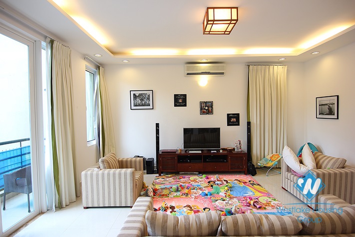 Splendid villa for rent on the lake in Tay Ho, Hanoi 
