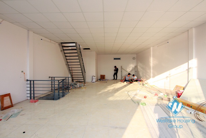 A nice space for office, cafe for rent in Xuan Dieu, Tay ho