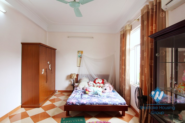 Affordable price house with 3 bedrooms in Au Co st, Tay Ho area.