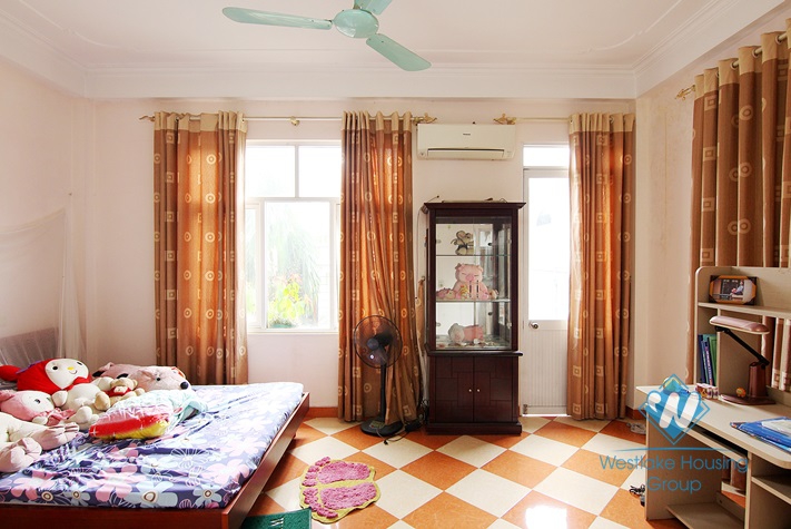 Affordable price house with 3 bedrooms in Au Co st, Tay Ho area.