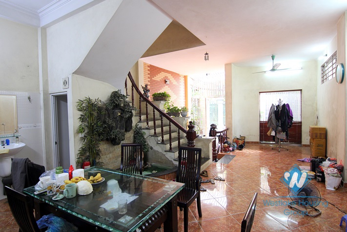 Affordable price house with 3 bedrooms in Au Co st, Tay Ho area.