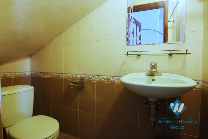 Cheap 4 bedrooms house with big yard for rent in Tay Ho district, Hanoi.