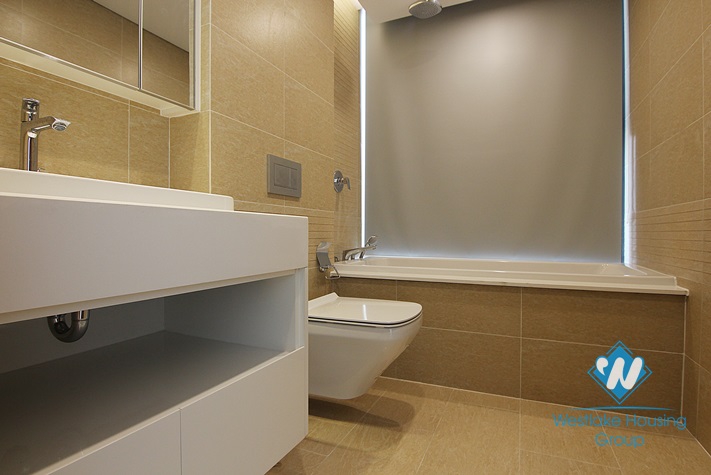 Three bedrooms in Vinhome Metropolis Building for rent