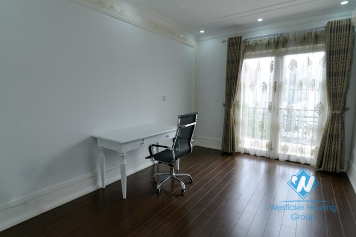 Hanoi furnished 5 bedrooms villa for let in Vinhomes Riverside with river view