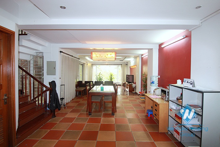 A massive old but modern villa for rent in a quiet alley of Au Co street, Tay Ho 