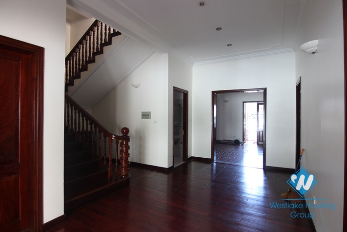 Lakeside house to rent with beautiful lake view balcony and small swimming pool