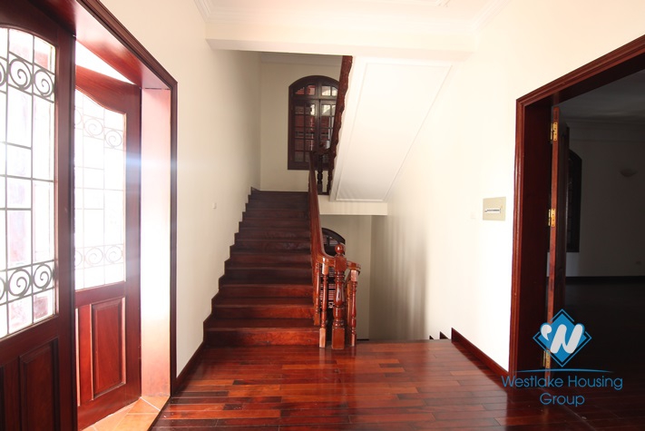 Lakeside house to rent with beautiful lake view balcony and small swimming pool