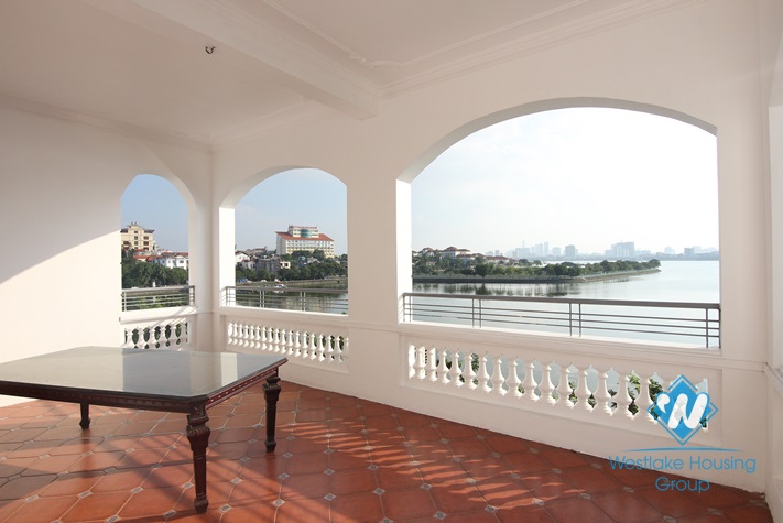 Lakeside house to rent with beautiful lake view balcony and small swimming pool