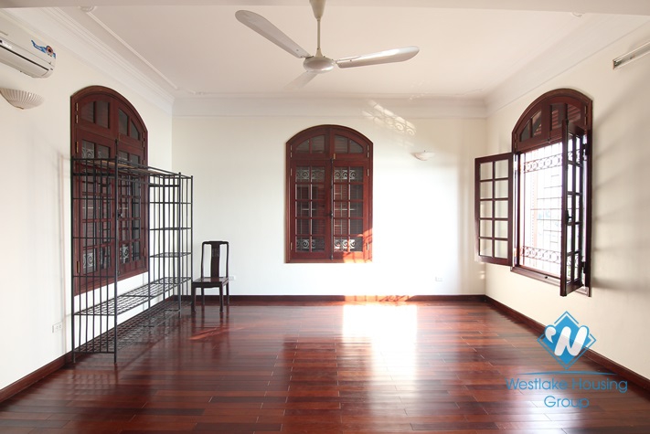 Lakeside house to rent with beautiful lake view balcony and small swimming pool