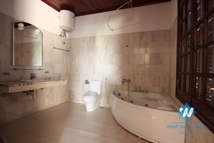 Lakeside house to rent with beautiful lake view balcony and small swimming pool