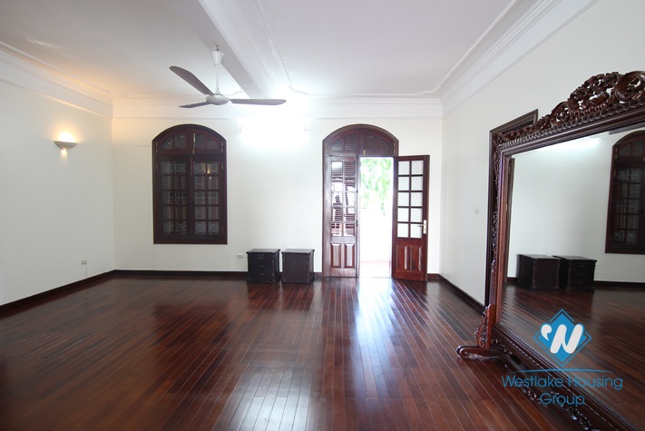 Lakeside house to rent with beautiful lake view balcony and small swimming pool