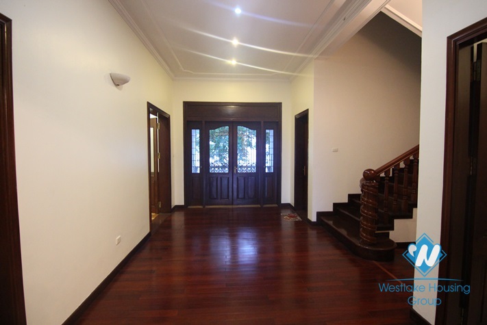 Lakeside house to rent with beautiful lake view balcony and small swimming pool