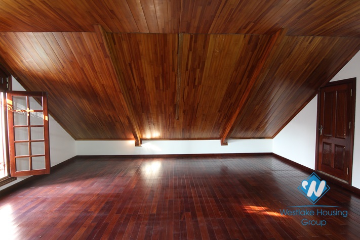 Lakeside house to rent with beautiful lake view balcony and small swimming pool