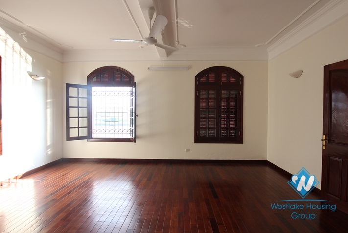 Lakeside house to rent with beautiful lake view balcony and small swimming pool