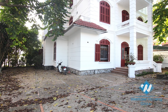 Lakeside house to rent with beautiful lake view balcony and small swimming pool